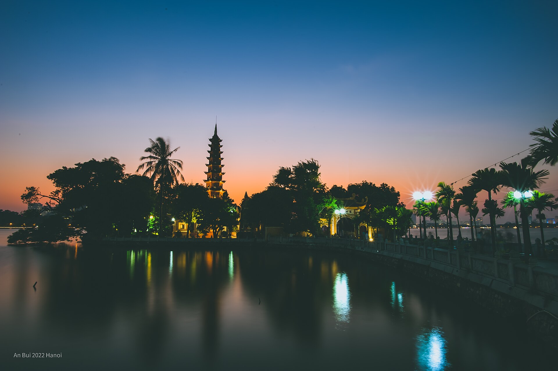 Chùa Trấn Quốc lúc hoàng hôn — minh triết phương Đông
