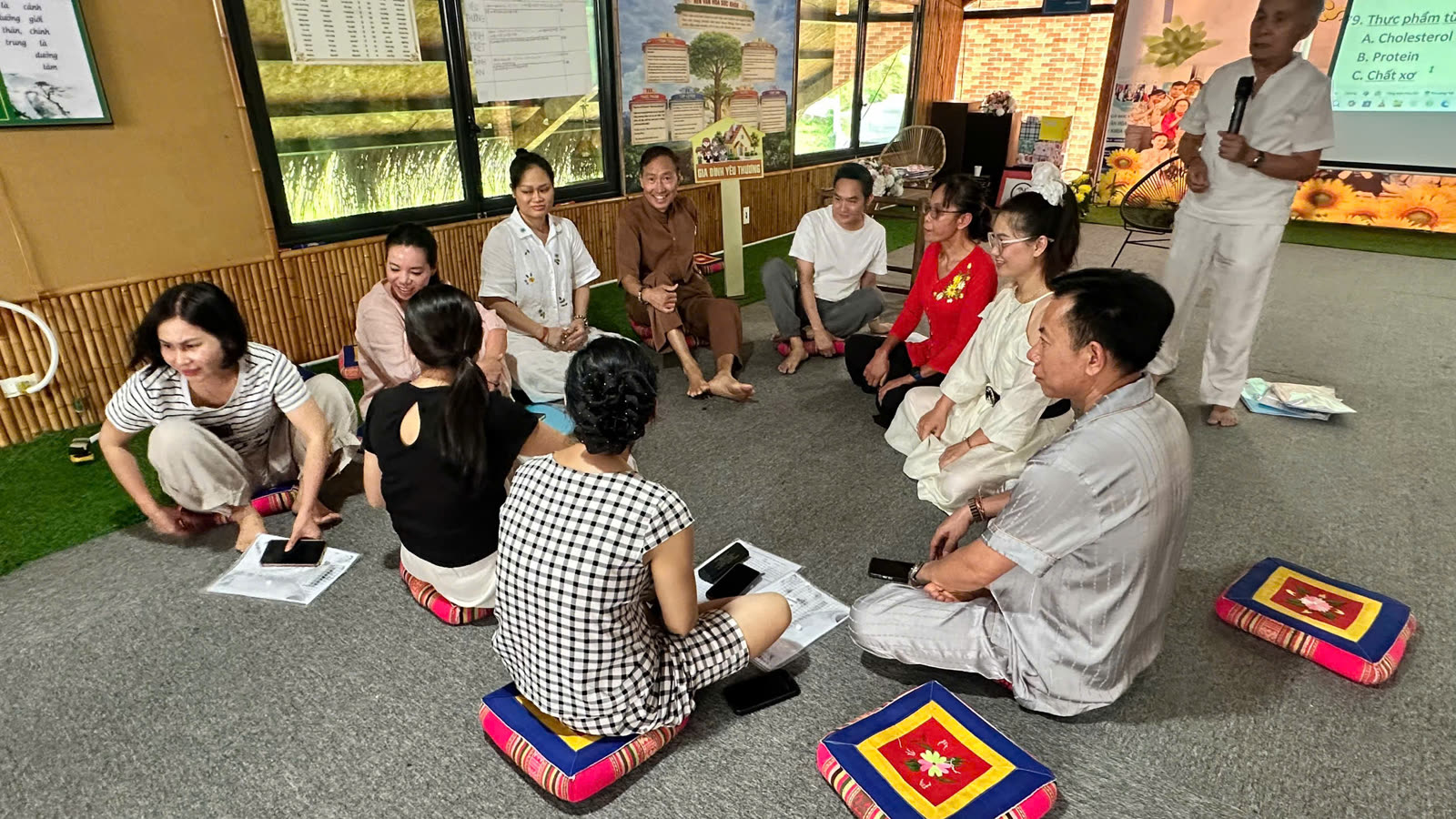 Thầy Ngô Đức Vượng chia sẻ trong một buổi học